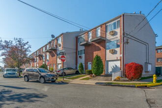 21-62 Francine Ct in Staten Island, NY - Building Photo - Building Photo