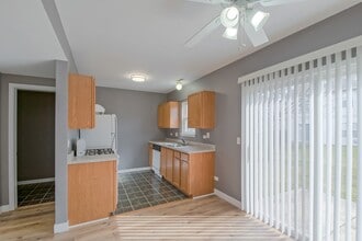 1431 W Split Oak Cir in Round Lake Beach, IL - Building Photo - Building Photo