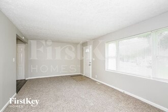 5730 Laurel Hall Dr in Indianapolis, IN - Foto de edificio - Building Photo