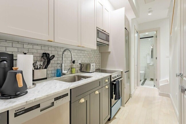 405 E 78th St in New York, NY - Building Photo - Building Photo