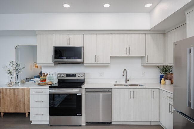 Vadara West in San Diego, CA - Building Photo - Building Photo