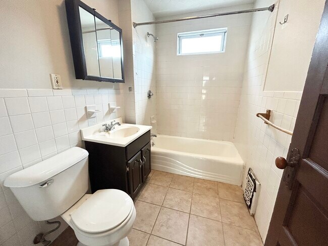 74 Romsey St, Unit 3 in Boston, MA - Foto de edificio - Building Photo