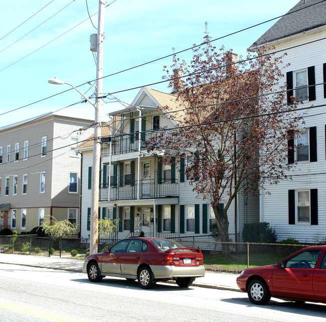 339 E School St in Woonsocket, RI - Building Photo - Building Photo