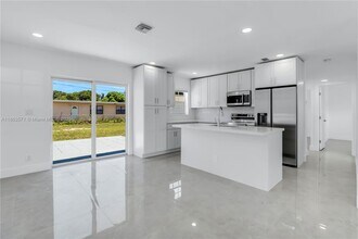 1773 Lauderdale Manor Dr in Fort Lauderdale, FL - Building Photo - Building Photo