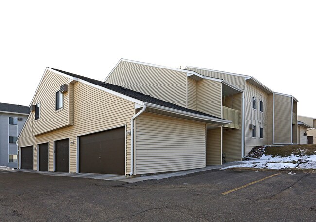 Sylvan Townhomes in Little Canada, MN - Building Photo - Building Photo
