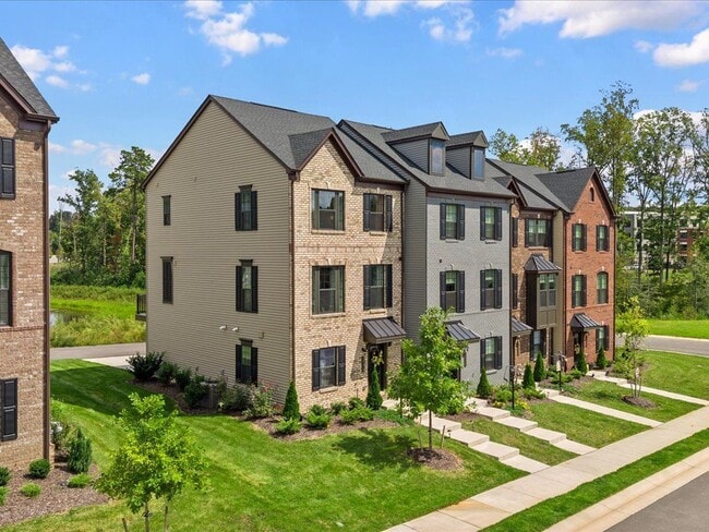 14018 Millpointe Rd in Midlothian, VA - Foto de edificio - Building Photo