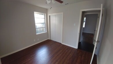 2523 Gross Rd in Dallas, TX - Building Photo - Building Photo