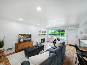 8366 Loyal Way NW in Seattle, WA - Building Photo - Building Photo