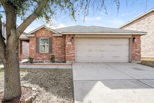 573 Creekbend St in Crowley, TX - Building Photo