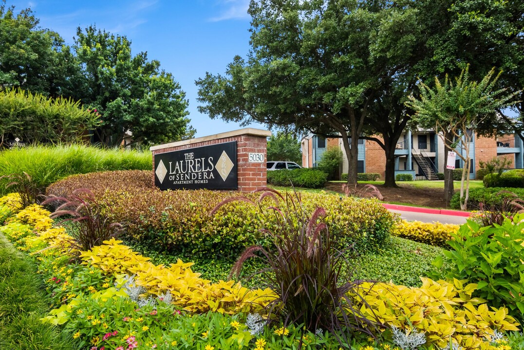 Laurels of Sendera in Arlington, TX - Building Photo