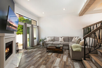 18755 Hatteras St in Tarzana, CA - Building Photo - Building Photo