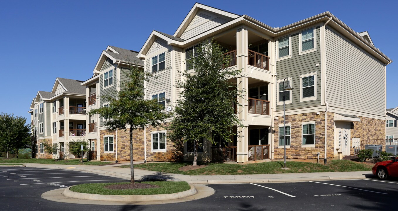 Arden Place in Charlottesville, VA - Foto de edificio