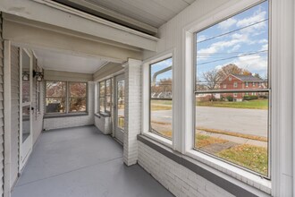 4806 Peachtree Ave in Louisville, KY - Foto de edificio - Building Photo