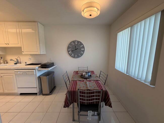 Bright Furnished 1BD in Prime Santa Monica Location w/ Private Balcony in Santa Monica, CA - Building Photo - Building Photo