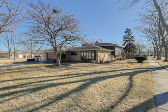 232 W Bradley St in Des Plaines, IL - Foto de edificio - Building Photo