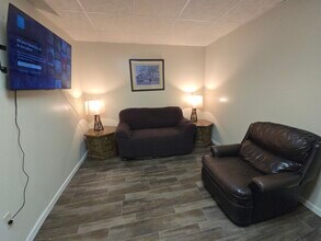 1 College Ave, Unit Suite 201 in Buckhannon, WV - Foto de edificio - Building Photo