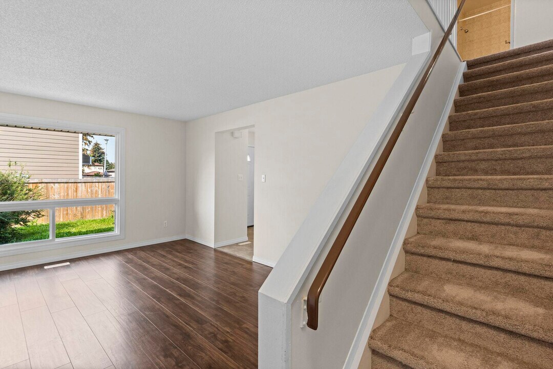 Lymburn Lane in Edmonton, AB - Building Photo