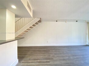 9210 Fontainebleau Blvd, Unit 2 0 9 in Miami, FL - Building Photo - Building Photo
