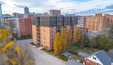Oakwood Manor in Waterloo, ON - Building Photo - Building Photo