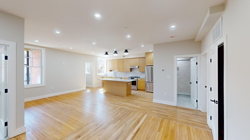 145 Sutherland Rd, Unit 1 in Boston, MA - Foto de edificio