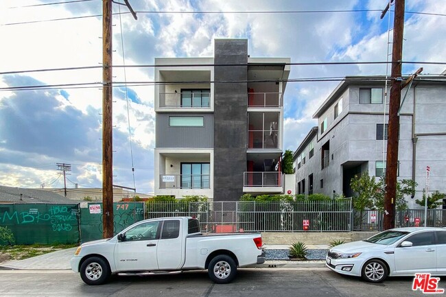 747 Lillian Way in Los Angeles, CA - Building Photo - Building Photo