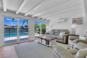 367 Mooring Line Dr in Naples, FL - Foto de edificio - Building Photo