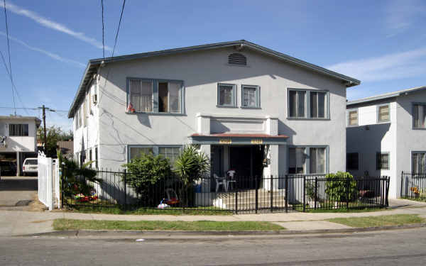 1047-1049 1/2 S Kenmore Ave in Los Angeles, CA - Building Photo