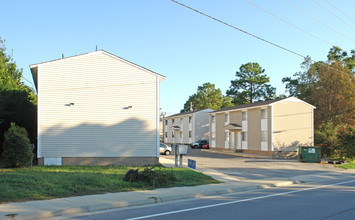 Lyngate Apartments in West Columbia, SC - Building Photo - Building Photo