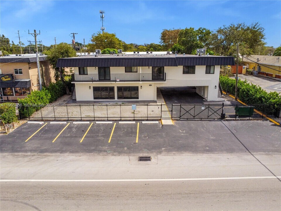 5980 SW 40th Ave in Dania Beach, FL - Building Photo