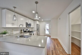 909 N 20th St, Unit 1 in Philadelphia, PA - Foto de edificio - Building Photo