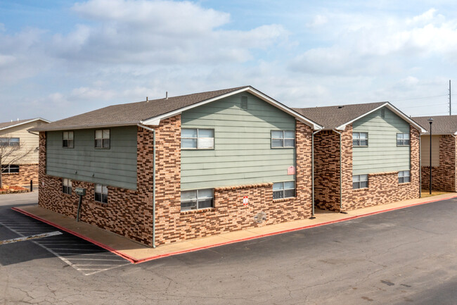 Avendale Pointe Apartments in Lawton, OK - Building Photo - Building Photo