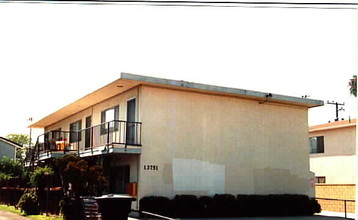 13751 Locust St in Westminster, CA - Foto de edificio - Building Photo