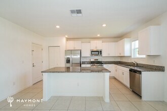 8530 41st Ave E in Palmetto, FL - Foto de edificio - Building Photo