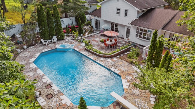 property at 27 Squire Ct