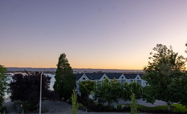 1708 SE Columbia River Dr in Vancouver, WA - Building Photo - Building Photo