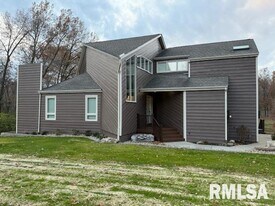 16429 N Hawthorne Ln in Mount Vernon, IL - Building Photo