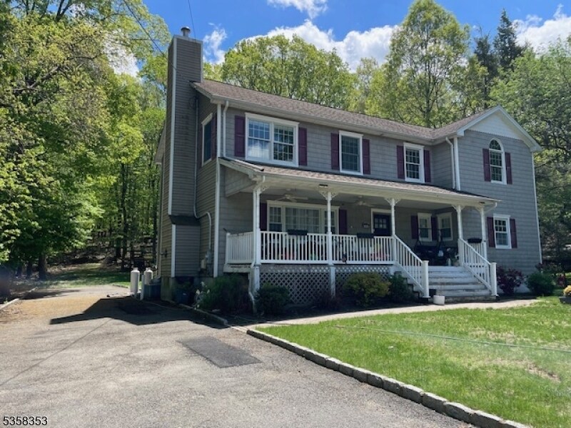 16 Oak Ln in Randolph, NJ - Building Photo