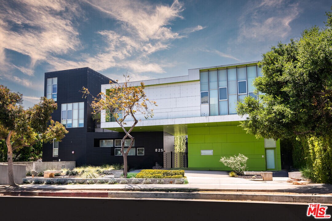 825 Kings Rd in West Hollywood, CA - Building Photo