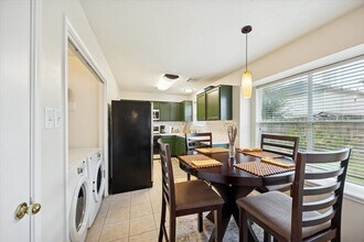 8807 Sage Pl Dr in Houston, TX - Foto de edificio - Building Photo