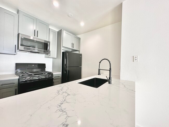 1541 Ocean Ave in Santa Monica, CA - Building Photo - Building Photo