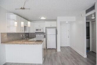 8005 Lake Dr, Unit 311 in Doral, FL - Foto de edificio - Building Photo