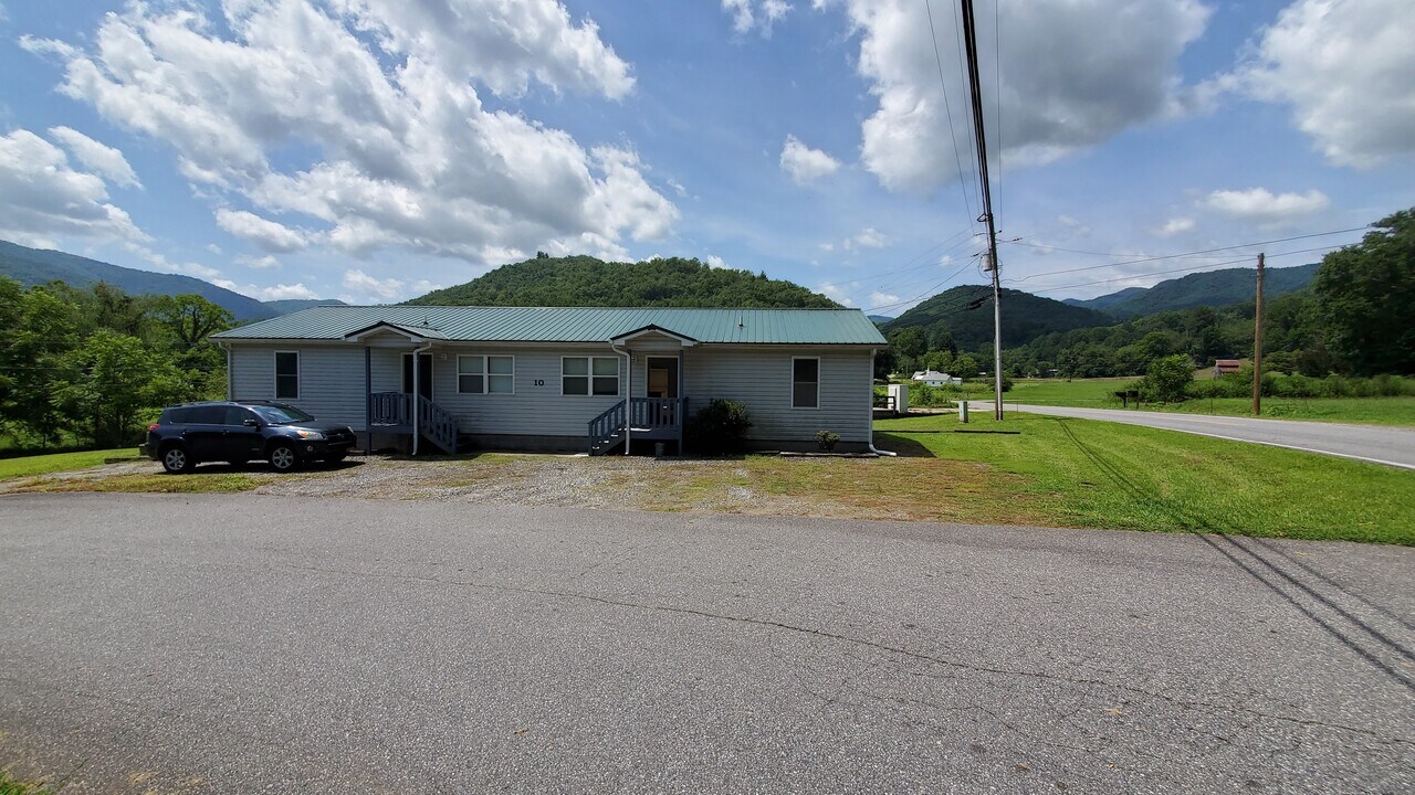 10 Captains Pt in Cullowhee, NC - Building Photo