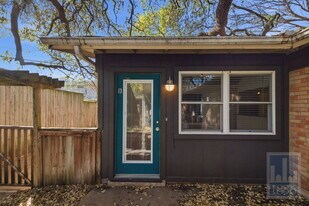 2416 S 5th St in Austin, TX - Building Photo