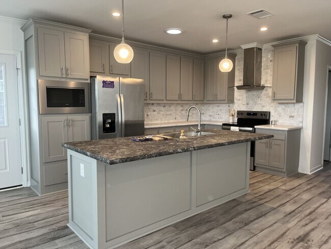 24300 Airport Rd in Punta Gorda, FL - Building Photo - Building Photo