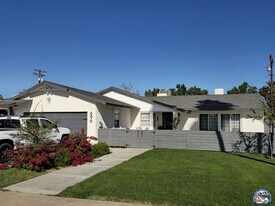 696 Yucca Dr in El Centro, CA - Building Photo