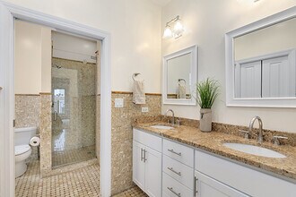 1400 W Grand Ave in Chicago, IL - Building Photo - Building Photo