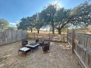 300 Lucy Ln in Horseshoe Bay, TX - Foto de edificio - Building Photo