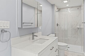 51 Spring St-Unit -B in Oyster Bay, NY - Foto de edificio - Building Photo