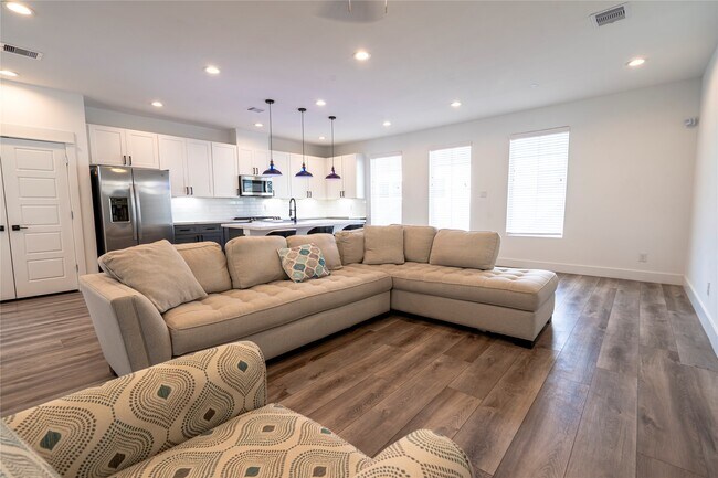 2056 Johanna Dr in Houston, TX - Foto de edificio - Building Photo