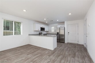 12130 Midnight Pine Rd in Las Vegas, NV - Building Photo - Building Photo